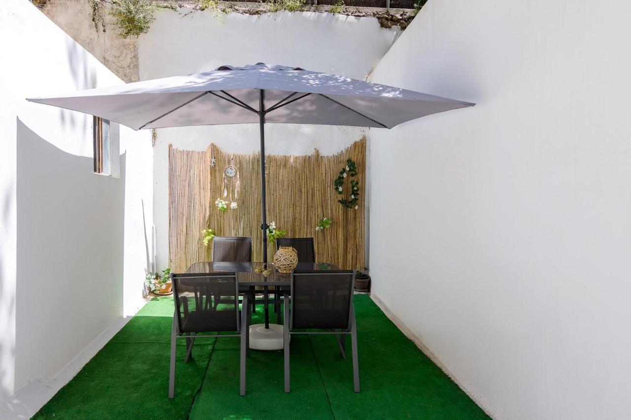 Beautiful And Spacious Apartment In Pagrati Athen Exterior foto